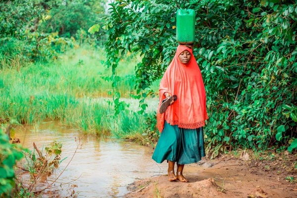 water container carried on head in field conditions humanitarian water container carried on head